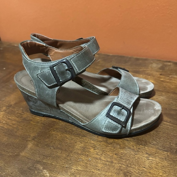 Taos Buckle Up Wedge Sandal EU 39 Olive Green Stone Leather - Picture 1 of 12